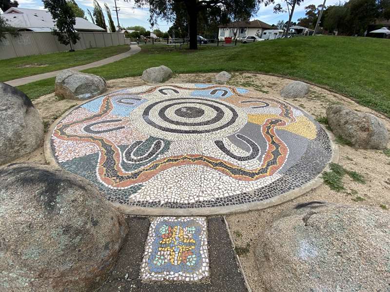 Derwent Drive Playground, Long Gully