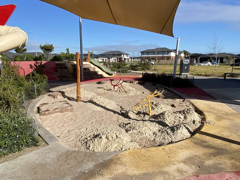 Golden Gate Drive Playground, Clyde North